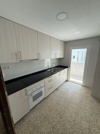 Cocina a medida beige y blanca