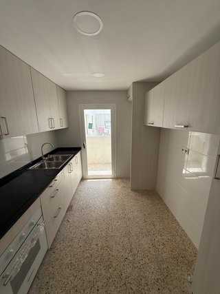 Cocina a medida beige y blanca