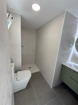 Cocina a medida beige y blanca