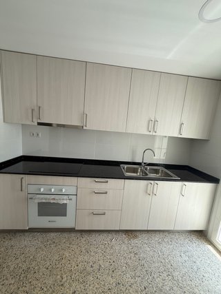 Cocina a medida beige y blanca