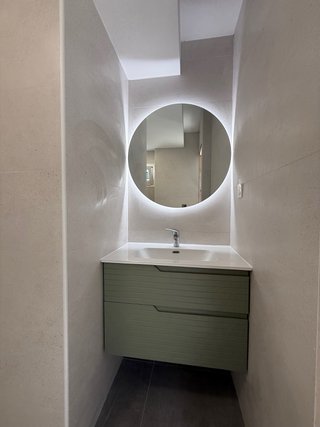 Cocina a medida beige y blanca