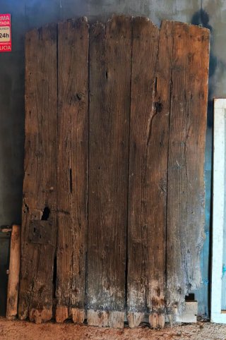 Puerta antigua de madera rústica