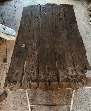 Puerta antigua de madera rústica