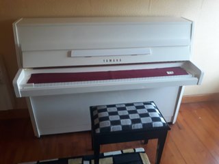 Piano vertical Yamaha M108, blanco lacado