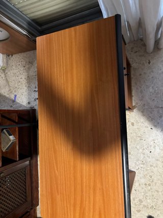 Escritorio de madera con cajones