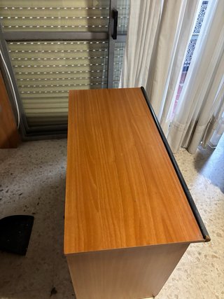 Escritorio de madera con cajones