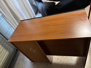Escritorio de madera con cajones