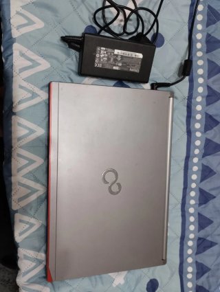 Portátil Fujitsu Plata y Negro