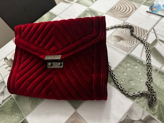 Bolso de terciopelo granate