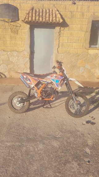 Moto de cross MX50 naranja y blanca