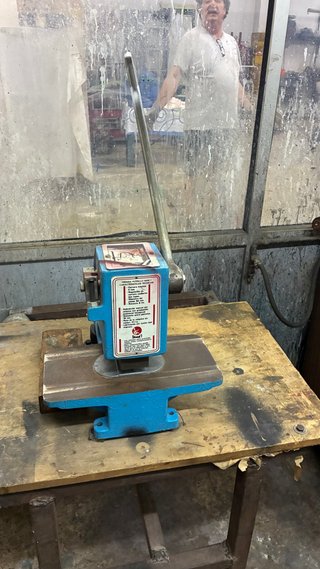 Prensa Troqueladora de placas, mueble y matrices
