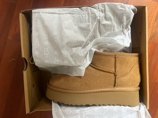Botas estilo UGG piel marrón plataforma. Talla 37