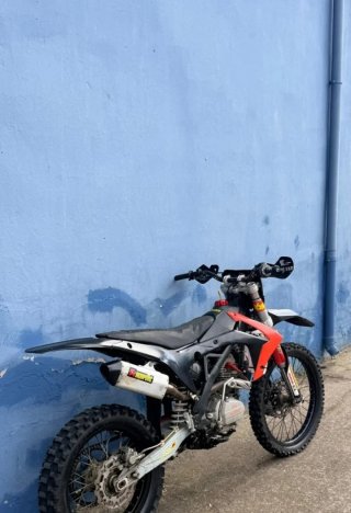 Moto Cross 250cc Negra y Roja