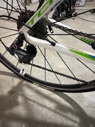 Bicicleta de carretera Giant blanca