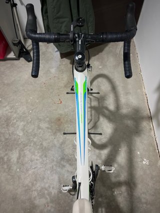 Bicicleta de carretera Giant blanca