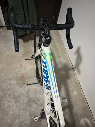 Bicicleta de carretera Giant blanca