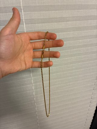 Cadena dorada estilo soga