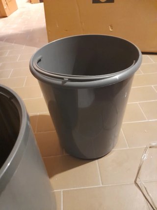 Pattumiera sottolavello grigia