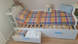 Cama IKEA con cabecero con led y 2 colchones