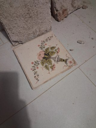 Azulejo antiguo decorado floral