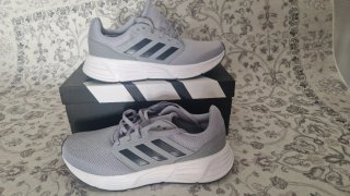 Zapatillas Adidas Galaxy Grises y Blancas