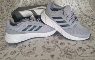 Zapatillas Adidas Galaxy Grises y Blancas