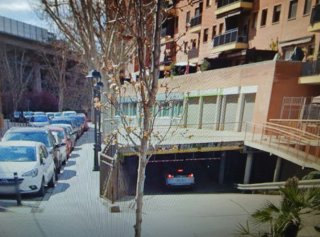 Plazas de aparcamiento puerta automatica