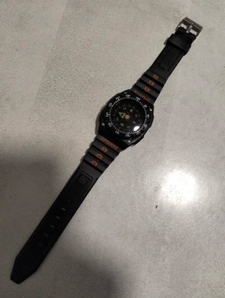 Reloj brújula de pulsera.