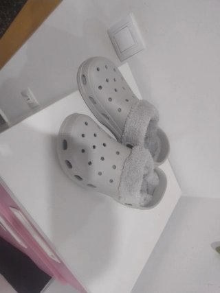 Crocs grises calentitas talla 41