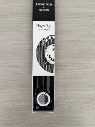 Swatch Royal Pop Negro Blanco