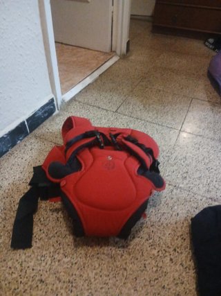 Mochila portabebés ergonómica roja