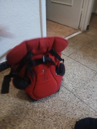 Mochila portabebés ergonómica roja