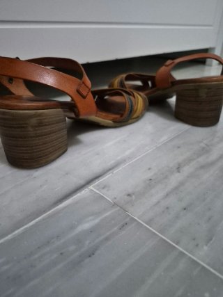 Sandalias Porronet tacón marrón