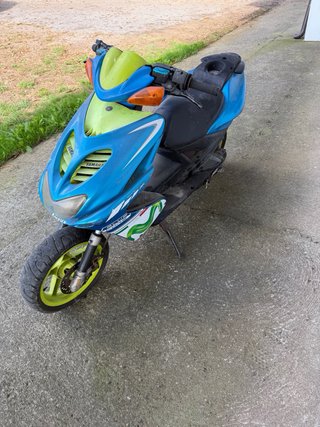 Yamaha Aerox Scooter Azul y Verde