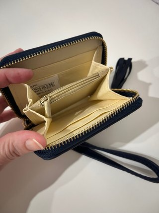 Monedero pequeño azul con detalles dorados y asa