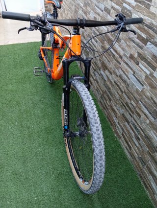 Bicicleta de montaña de doble suspensión
