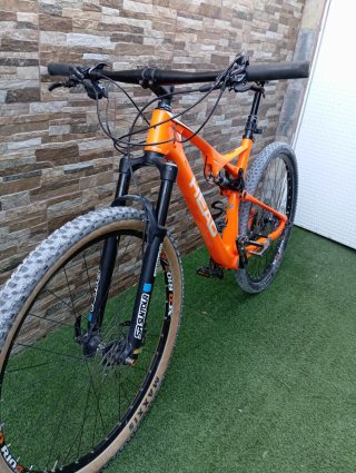 Bicicleta de montaña de doble suspensión