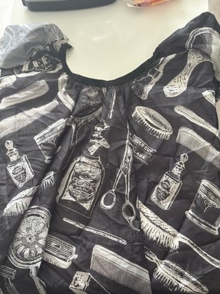 Capa de peluquería con estampado de barbería