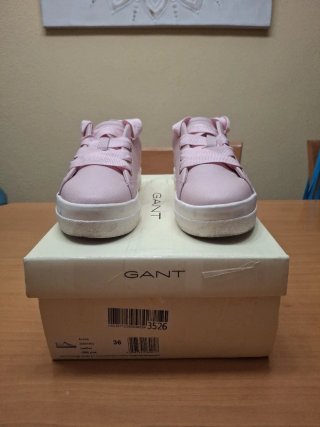 Zapatillas GANT de piel rosa. Tienen 2 puestas.