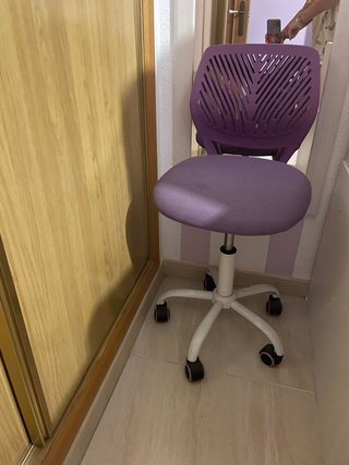 Silla de escritorio lila y blanca