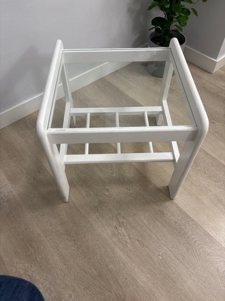 Mesa auxiliar blanca con tapa de cristal