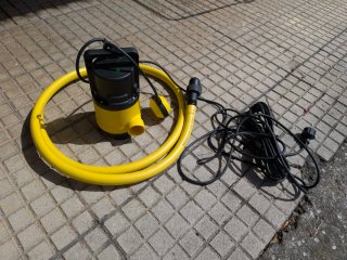 Bomba sumergible agua amarilla