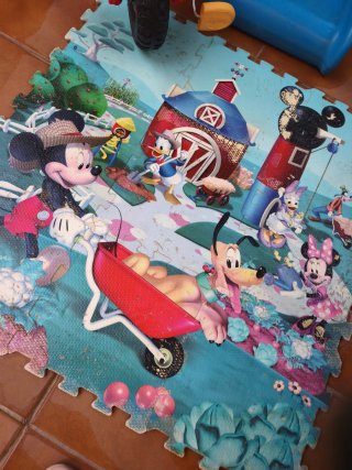 Triciclo, tobogán y alfombra infantil