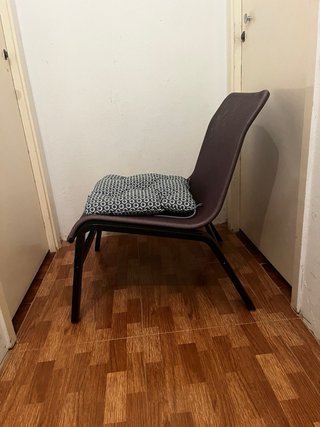 Dos sillas granates de terraza con cojin.
