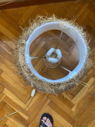 Lámpara de mesa beige y dorada