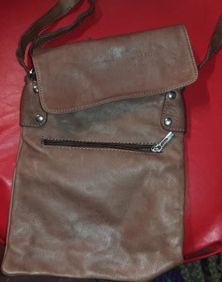 Bolso de hombro con múltiples compartimentos