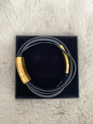Pulsera cuero y cierre dorado