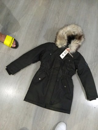 Chaqueta negra con capucha y pelo