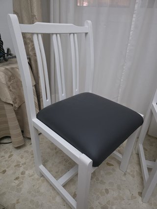 Sillas de comedor blancas y grises