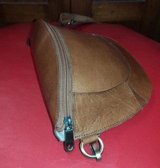 Bolso riñonera de piel marrón